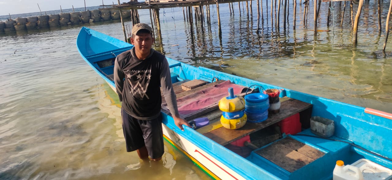 Handline fisher next to a typical Indonesia handline vessel